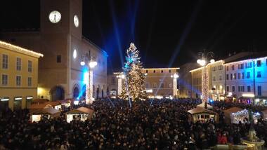 panoramica di piazza Venti Settembre con albero di natale