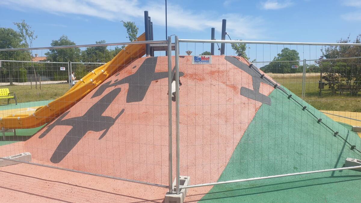 Area giochi parco “Luciano Polverari”: iniziati i lavori di sistemazione della pavimentazione danneggiata