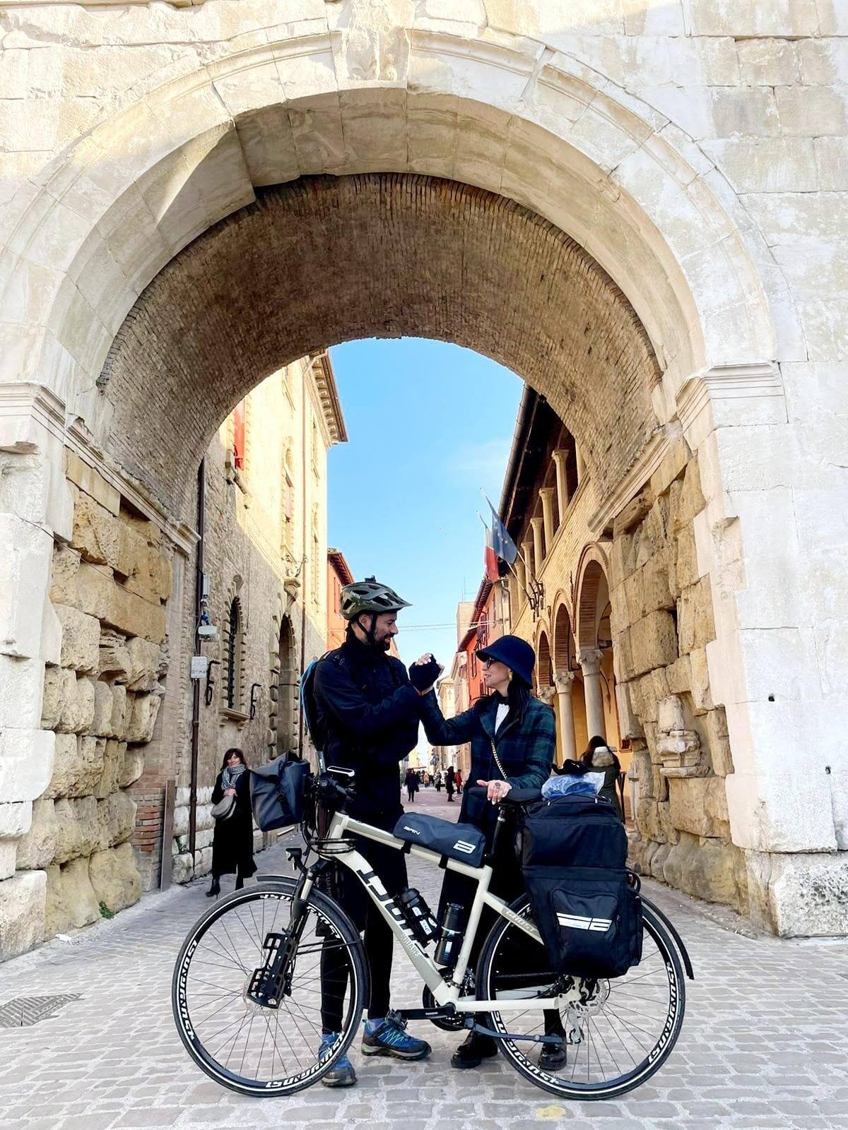 Ventimila chilometri in bici per raccogliere fondi: al via sabato il giro d’Europa di Daniele Grassetti per finanziare progetti inclusivi
