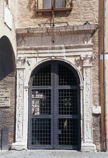 Arco della Libertas ecclesiastica, noto anche come Arco Borgia-Cybo, innalzato alla fine del sec. XV, un trentennio dopo la caduta della signoria malatestiana.