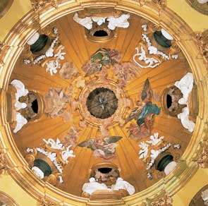 Cupola della chiesa San Pietro in Valle eretta dallarchitetto Girolamo Caccia, e decorata nteramente da pitture su fondo oro, statue ed rnamentazioni plastiche del bolognese