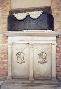 Tomba di Pandolfo III Malatesti attribuita a Leon Battista Alberti e fatta realizzare dal figlio Sigismondo nel 1460.