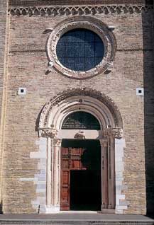 Basilica Cattedrale Portale romanico con influssi cosmateschi (intorno al 1140). Il sovrastante occhio ha ormai perduto il rosone che lo decorava.