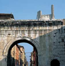Arco dAugusto 9 d.C. Veduta parziale del fronte anteriore con scritta che ricorda limperatore Augusto che Murum dedit.