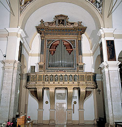 Tribuna seicentesca con organo rinnovato nel 1779 dal famoso Callido.